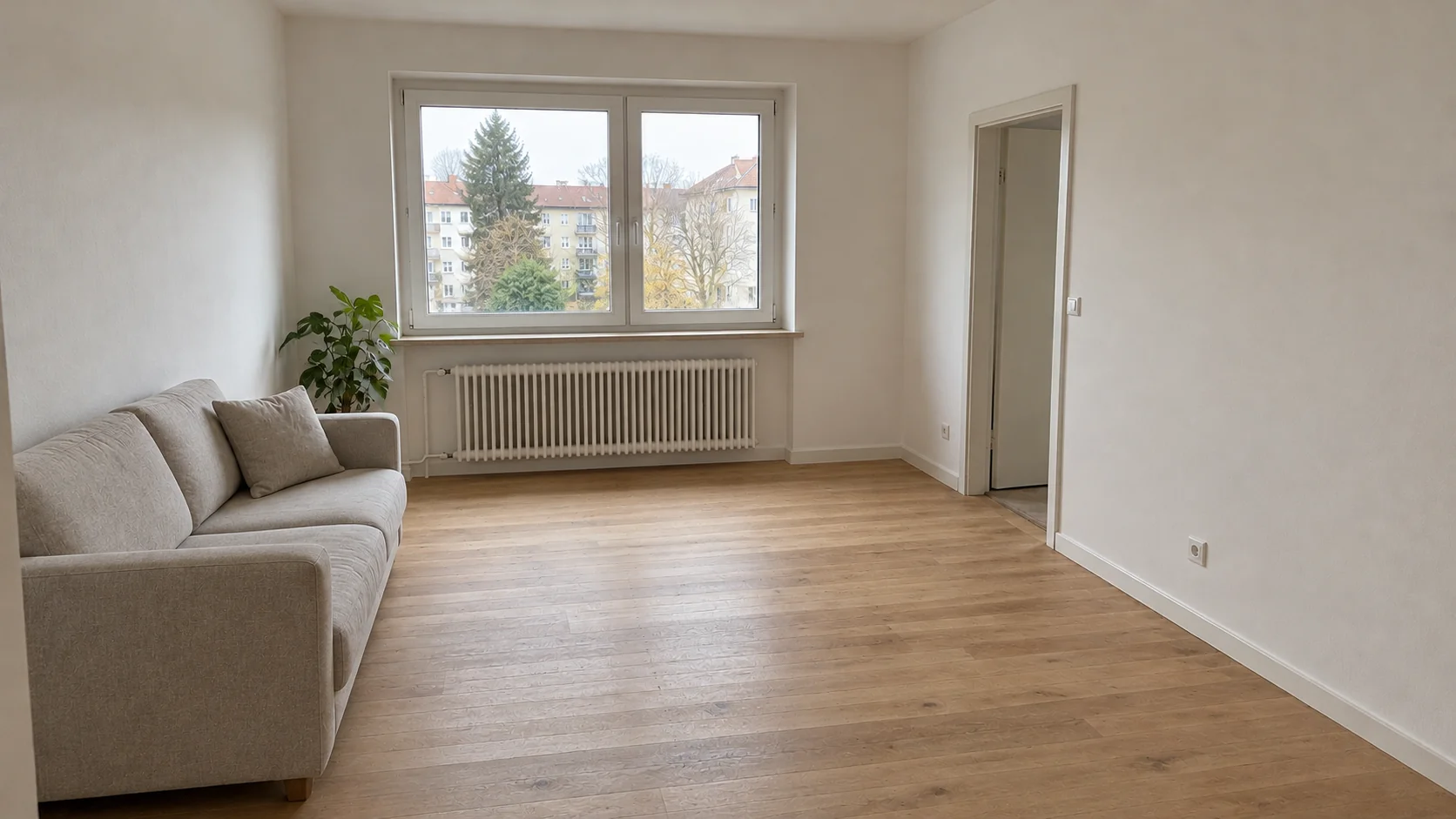 Gestalteter Wohnraum mit weißen Wänden und natürlichem Holzboden